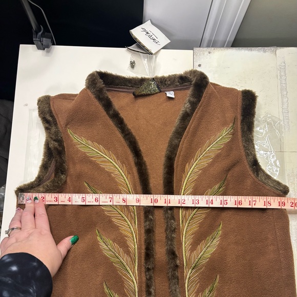 Bob Mackie Wearable Art Fleece Vest Brown Feather Embroidery Faux Fur Small New - Picture 3 of 7